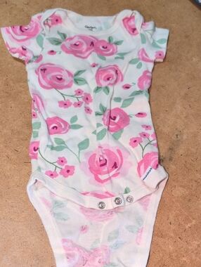 ❤️‍🔥10/$10❤️‍🔥 Baby Gerber White Onesie with Pink Rose Print Size 3-6M